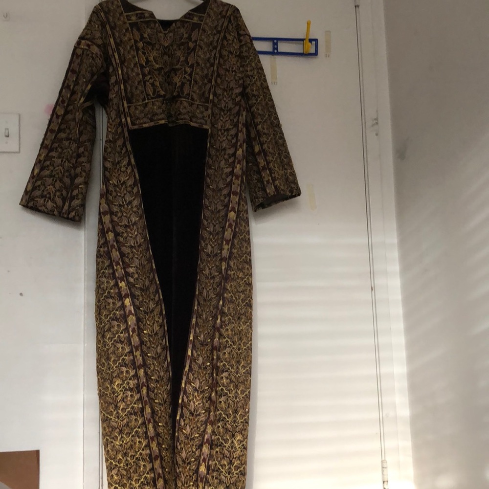 Traditional embroidered Palestinian dress - Picture 2 of 5